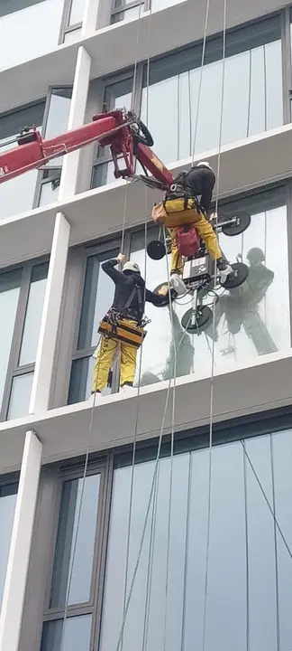 Glass & Glazing Installs on a Liftr job